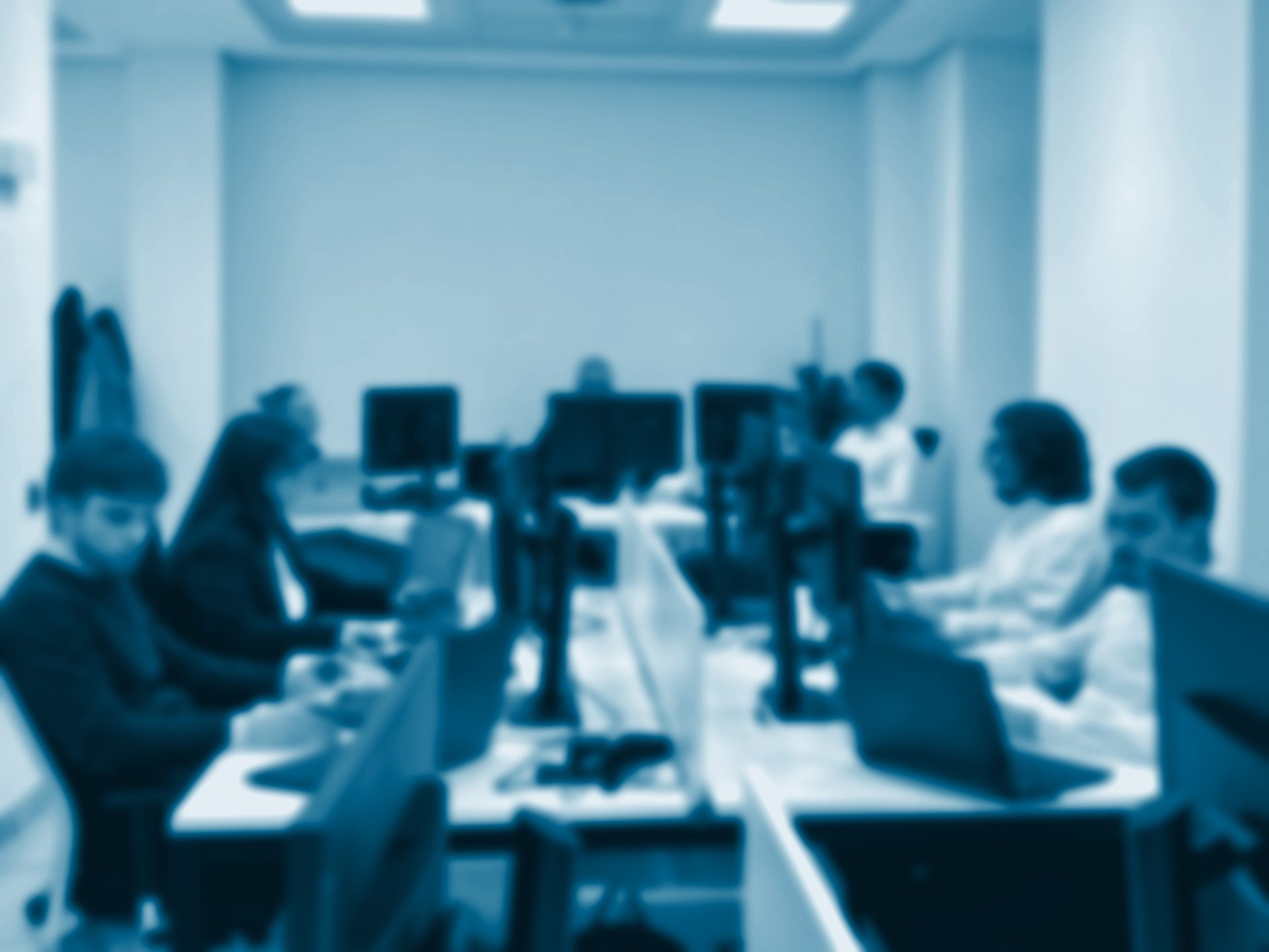 Sala diáfana con puestos de trabajo y varias personas trabajando con sus ordenadores